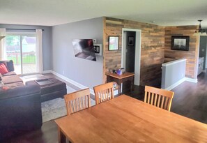 TV - Lovely 3-bedroom house with AC in Saint Paul Park (Saint Paul Park)