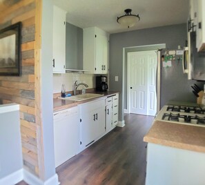 Microwave, oven, stovetop - Lovely 3-bedroom house with AC in Saint Paul Park (Saint Paul Park)