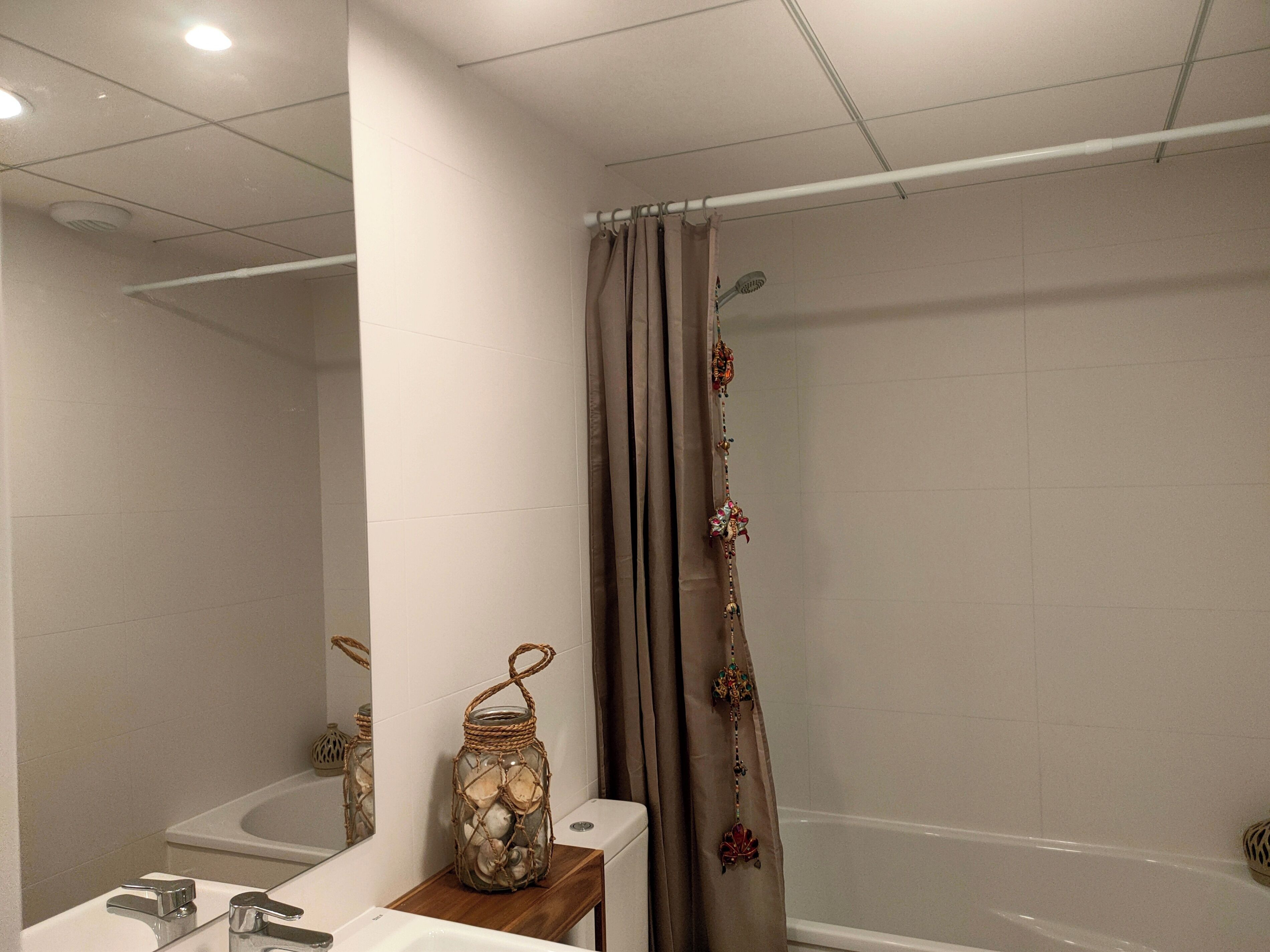 Duschwanne, Komfortbadewanne, Haartrockner, Handtücher