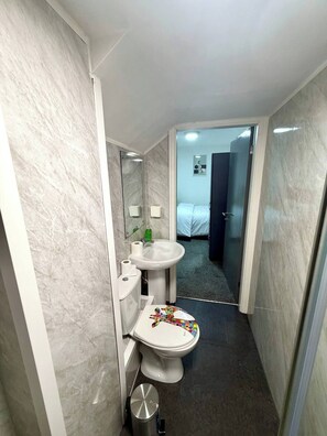 Shower, towels, toilet paper - Lovely apartment in Preston perfect for your next getaway (Preston)
