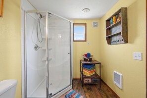 Shower, hair dryer, towels, soap - The: GREAT Escape Long Beach Washington! (Long Beach)