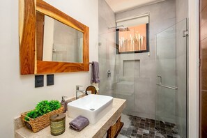 Ducha, secador de pelo, toallas, jabón
