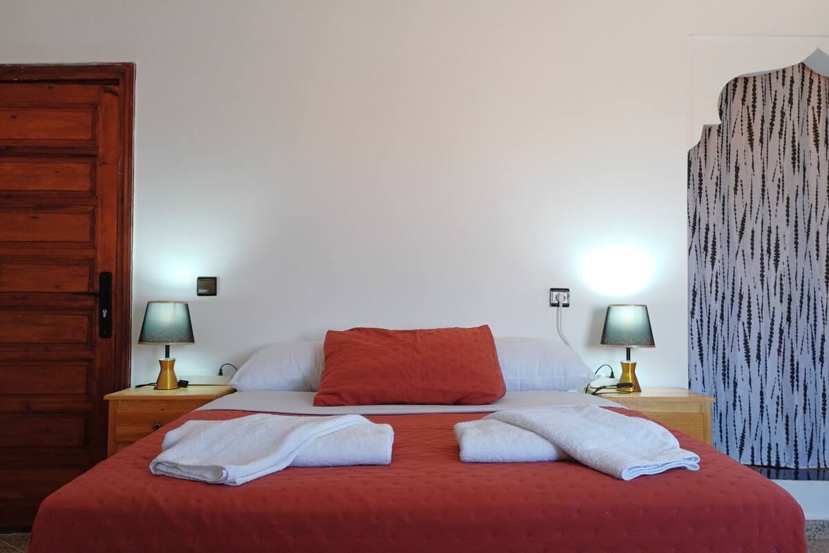 Free WiFi, bed sheets