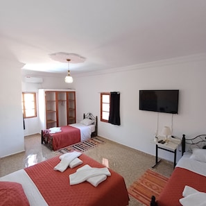 Habitació familiar, pati, vistes a la ciutat | Wifi gratuïta