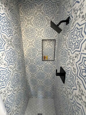 Douche, serviettes fournies, shampoing