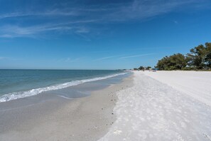 On the beach - Beachfront Condo on Anna Maria Island (Holmes Beach)