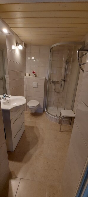 Dusche, Haartrockner, Handtücher, Toilettenpapier