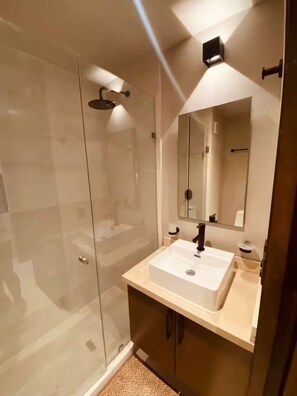Douche, serviettes fournies, savon, papier toilette