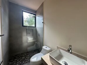 Douche, sèche-cheveux, serviettes fournies, savon