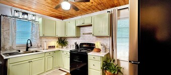 Sleeps 8 - Enjoy 3-bedroom Welcoming Cottage in Alex Near Downtown / Med Center