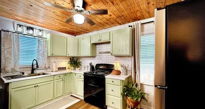 Sleeps 8 - Enjoy 3-bedroom Welcoming Cottage in Alex Near Downtown / Med Center