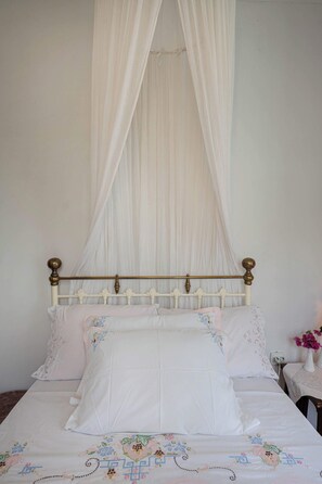 2 bedrooms, Internet - Akanthos Poros Chic Seaside Retreat Built in 1904 (Poros)