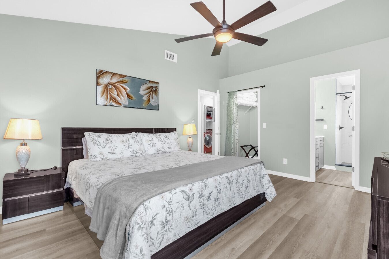 Bureau, fer et planche à repasser, lit parapluie, Wi-Fi