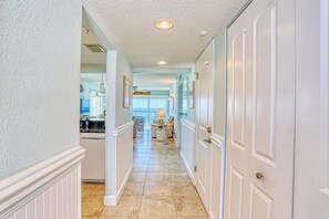 Condo, 1 cama King (Ocean Sands 1-501) | Parte interna