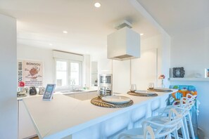 ثلاجة، ميكروويف، فرن، غسالة أطباق