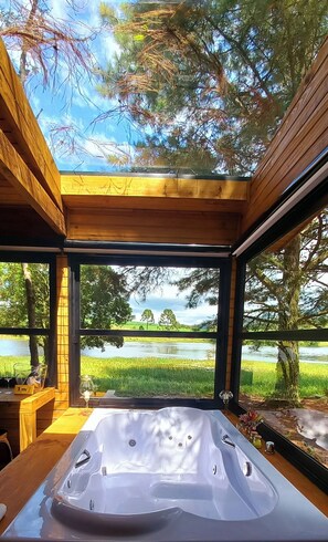 Interior - Experience moments of tranquility for two in a hot tub with a view of the stars. (Petrolândia)