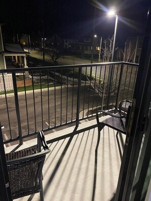 Property grounds - Cozy 2-bedroom condo in delightful Kalamazoo with AC very spacious (Kalamazoo)