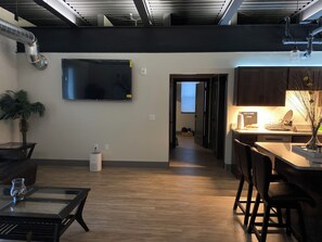 Interior - Cozy 2-bedroom condo in delightful Kalamazoo with AC very spacious (Kalamazoo)