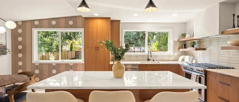 Micro-ondes, four, plaque de cuisson, lave-vaisselle