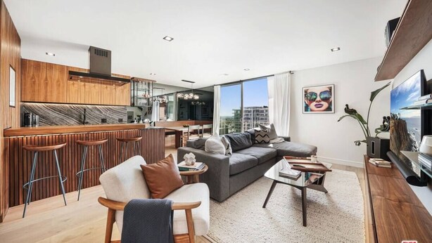 A modern apartment with a kitchen, living room, and dining area. - Modern Cozy 1-bedroom condo in Beverly Hills (Los Angeles)