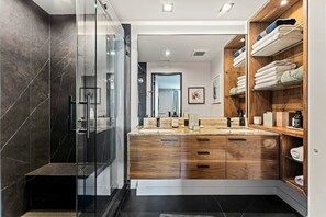 Shower, hair dryer, bidet, towels - Modern Cozy 1-bedroom condo in Beverly Hills (Los Angeles)