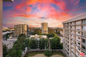 Exterior - Modern Cozy 1-bedroom condo in Beverly Hills (Los Angeles)