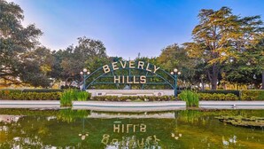 A sign for Beverly Hills with a reflection in the water. - Modern Cozy 1-bedroom condo in Beverly Hills (Los Angeles)