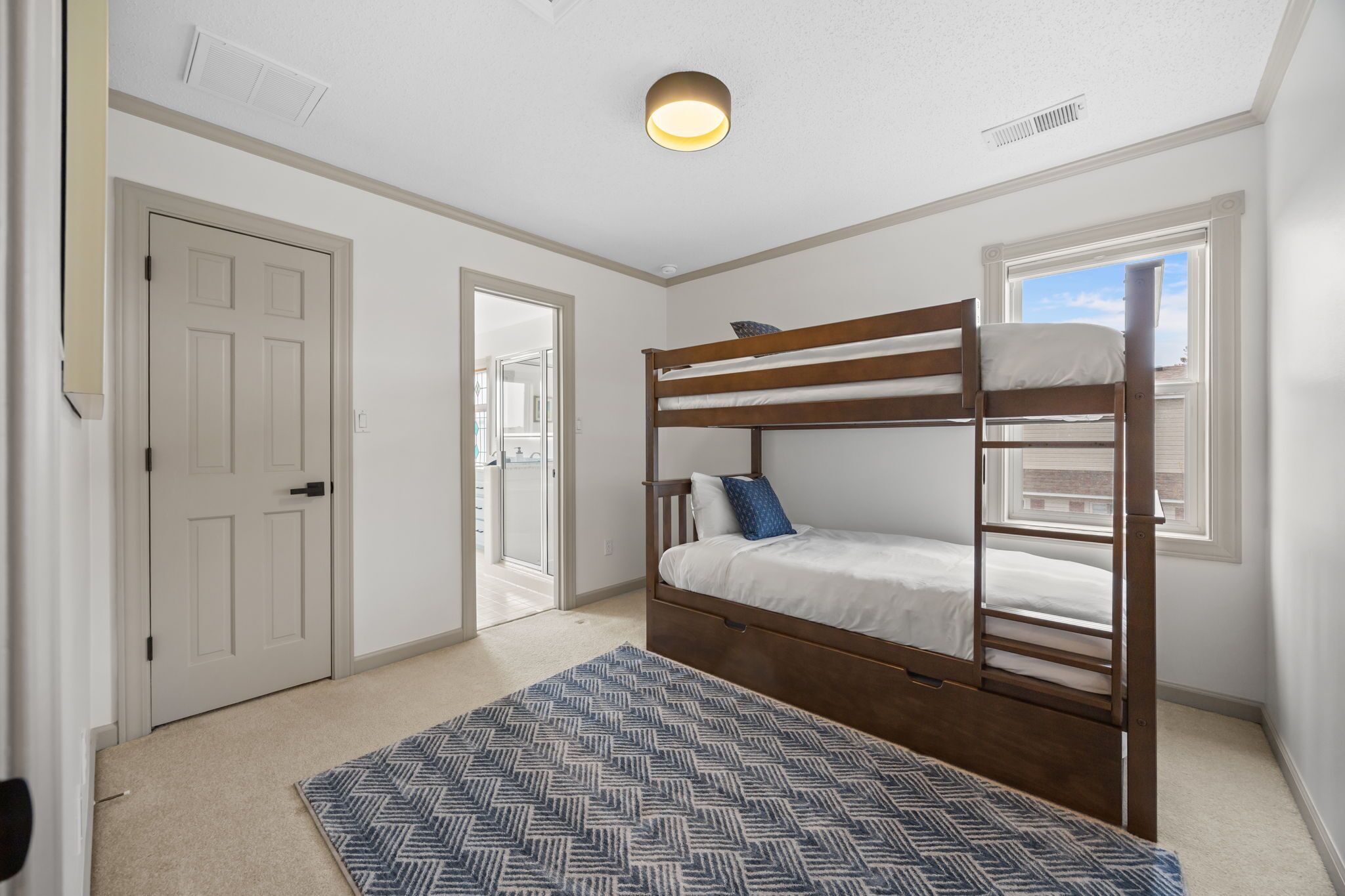 4 bedrooms, desk, iron/ironing board, travel cot
