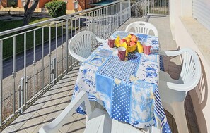 Outdoor dining - 2 bedroom stunning apartment in Rosolina Mare (RO) (Rosolina Mare (RO))