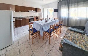 Fridge, stovetop, cookware/dishes/utensils - 3 bedroom lovely apartment in Rosolina Mare (RO) (Rosolina Mare (RO))