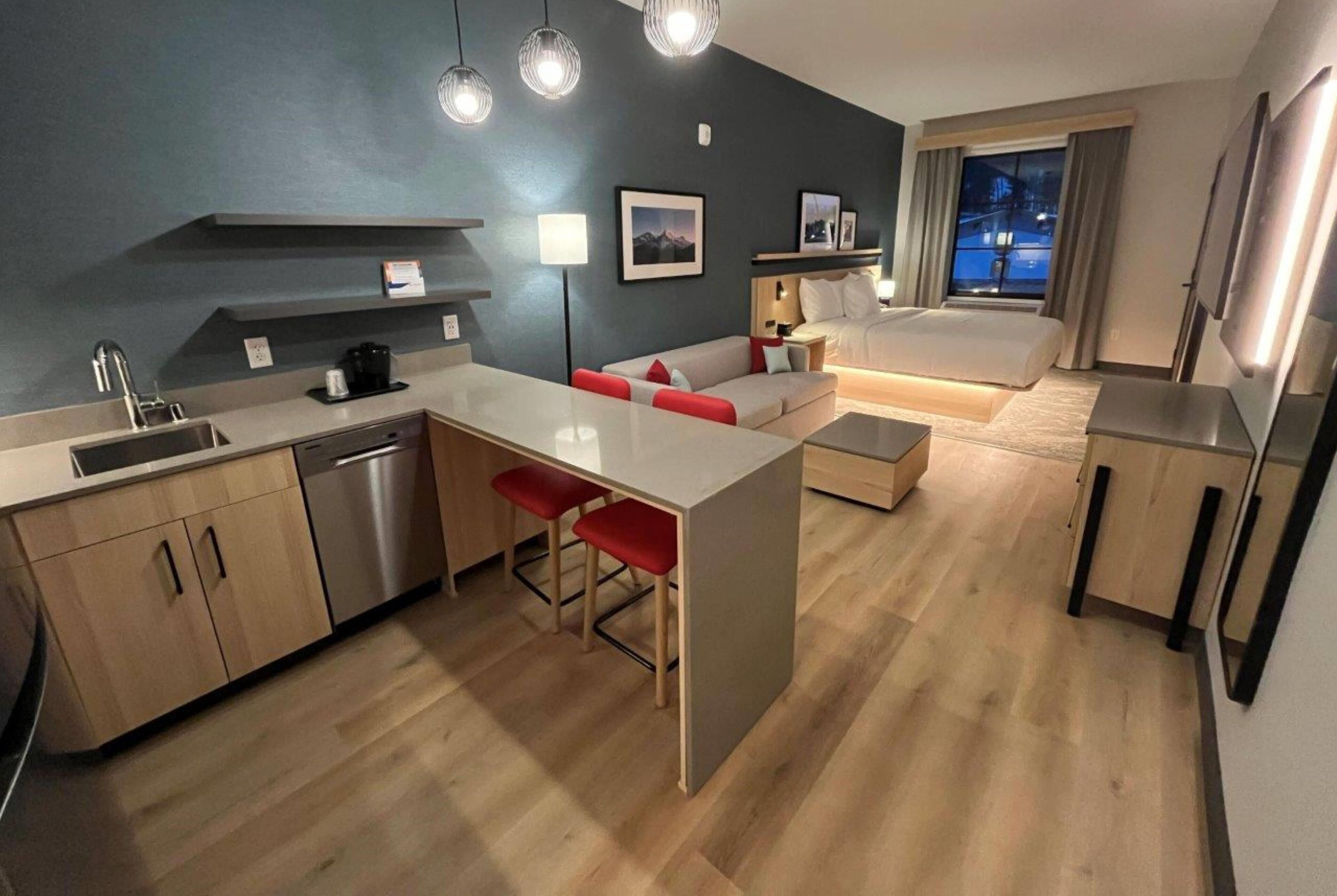 Suite, 1 King Bed, Non Smoking | Free WiFi