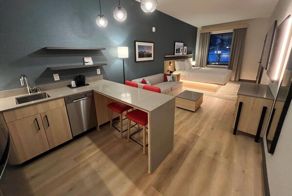 Svit - 1 kingsize-säng - icke-rökare | Sängtillbehör av högsta kvalitet, strykjärn/strykbräda och gratis wi-fi