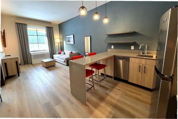 Premium bedding, iron/ironing board, free WiFi, bed sheets - Hawthorn Extended Stay By Wyndham Leavenworth (Leavenworth)