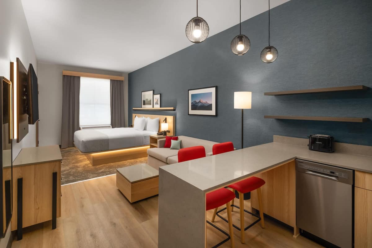 Room, 1 King Bed, Non Smoking | Premium bedding, iron/ironing board, free WiFi, bed sheets