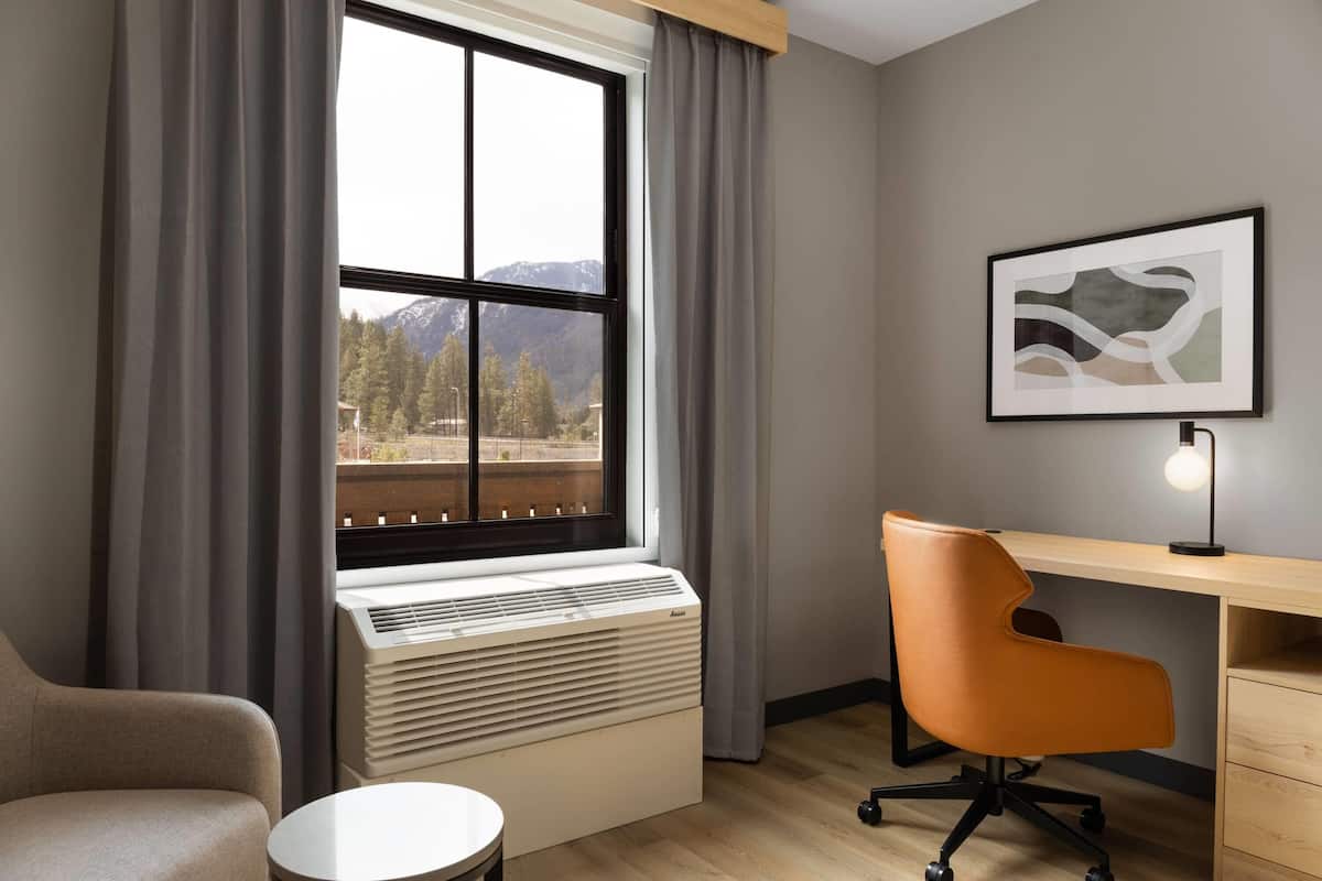 Habitación, 1 cama King size, con acceso para personas discapacitadas, para no fumadores | Tabla de planchar con plancha, wifi gratis y ropa de cama