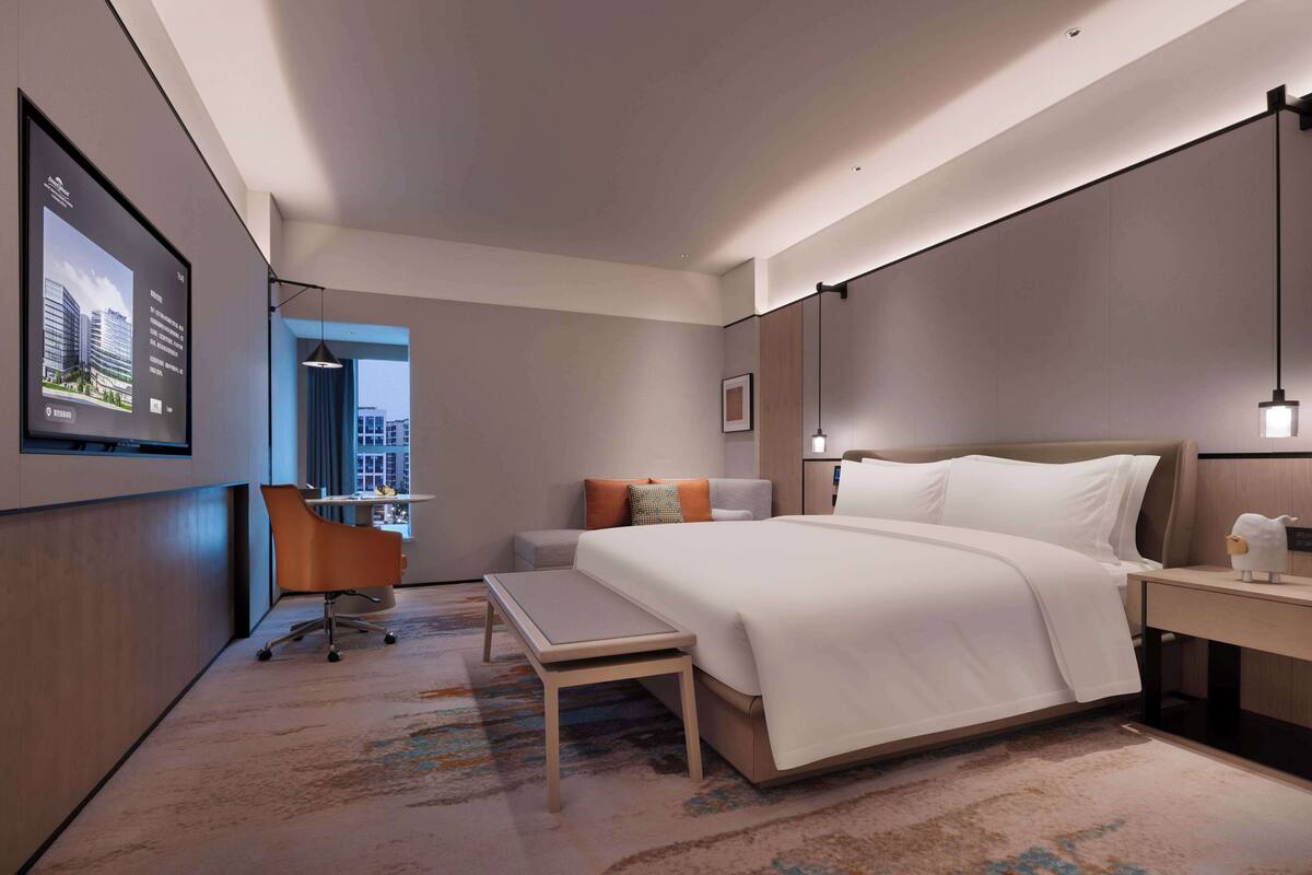 Superior Room, 1 King Bed, Smoking