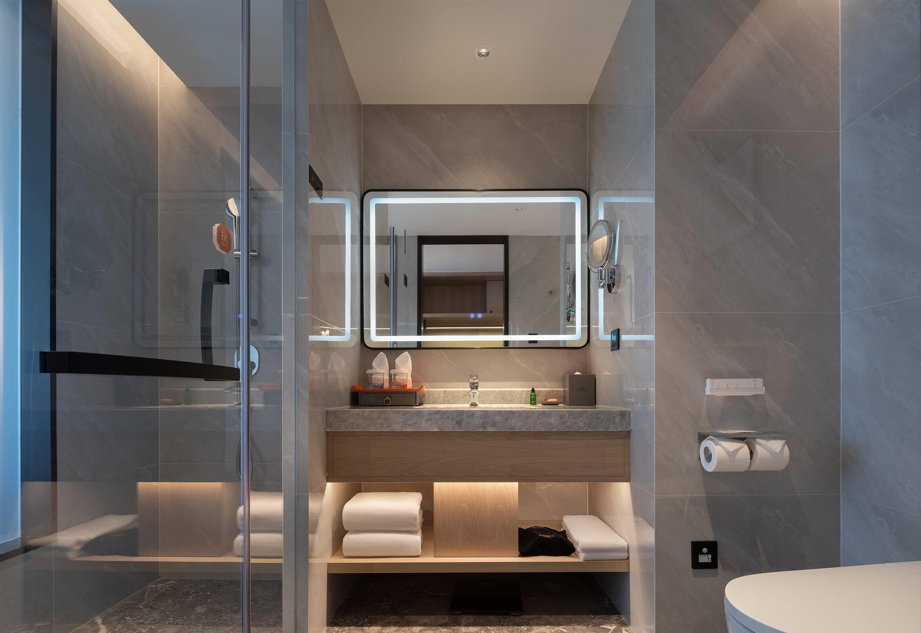 Kostenlose Toilettenartikel, Haartrockner, Hausschuhe