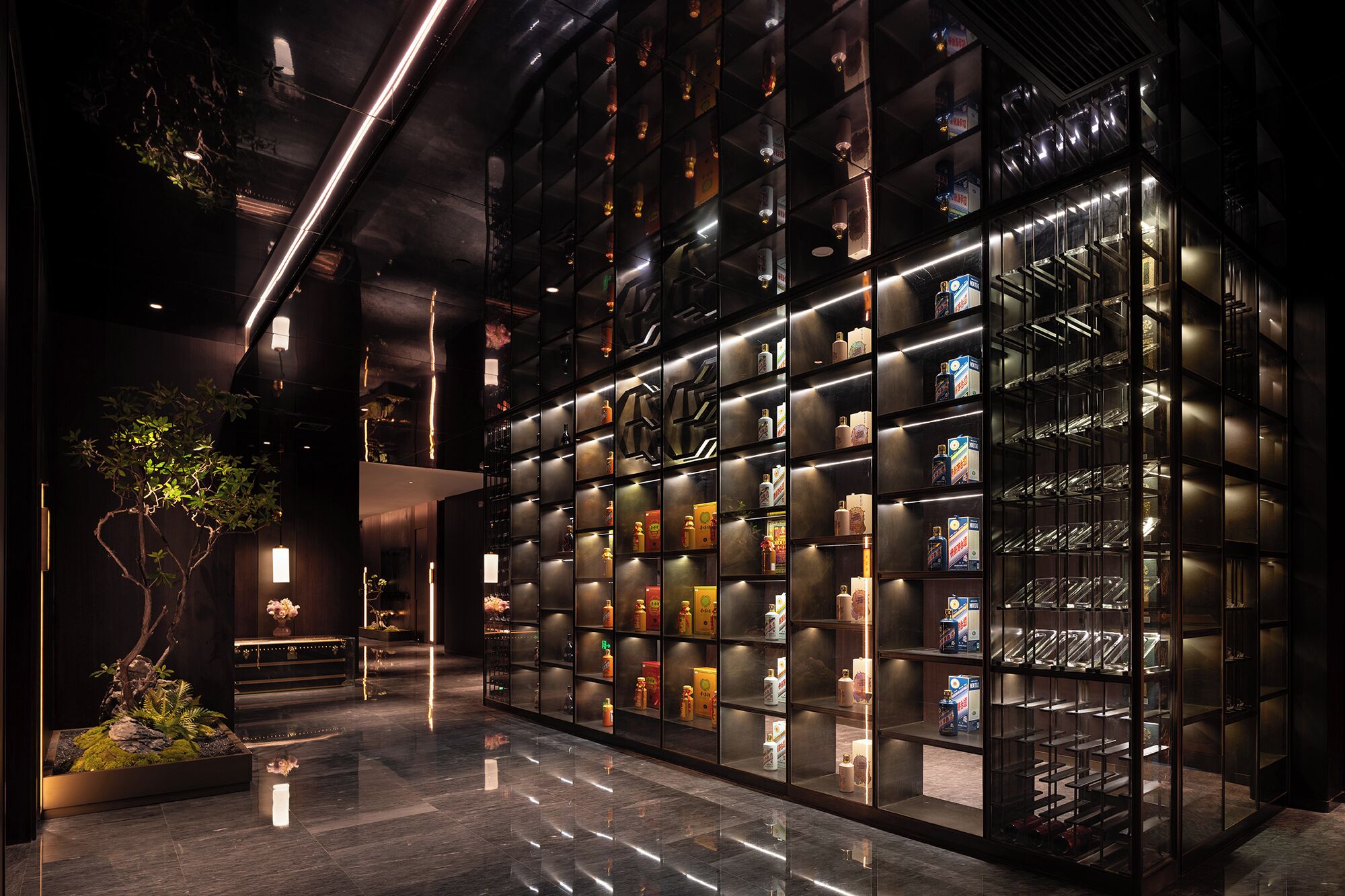 Een modern interieur met een lange gang vol boekenplanken waarop diverse producten staan uitgestald.