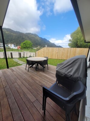 Outdoor dining - Stylish Townhouse, Centrally located. (Te Aroha)