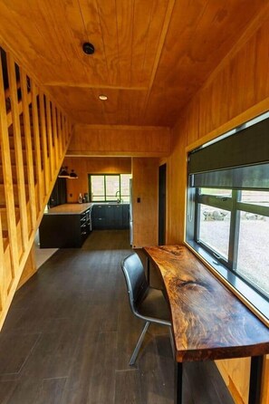 Dedicated workspace complete with desk, chair and wifi. - The Miners Retreat, Waiorongomai (Te Aroha West)