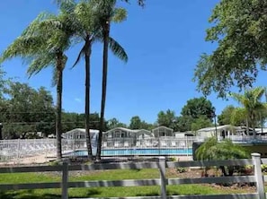 Una piscina al aire libre