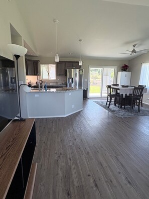 Microondas, horno y placa de cocina