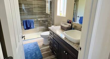 Beautiful/Landscaped Hawaiian Paradise home, 3 bd/2 bath fenced acre. Fast WiFi