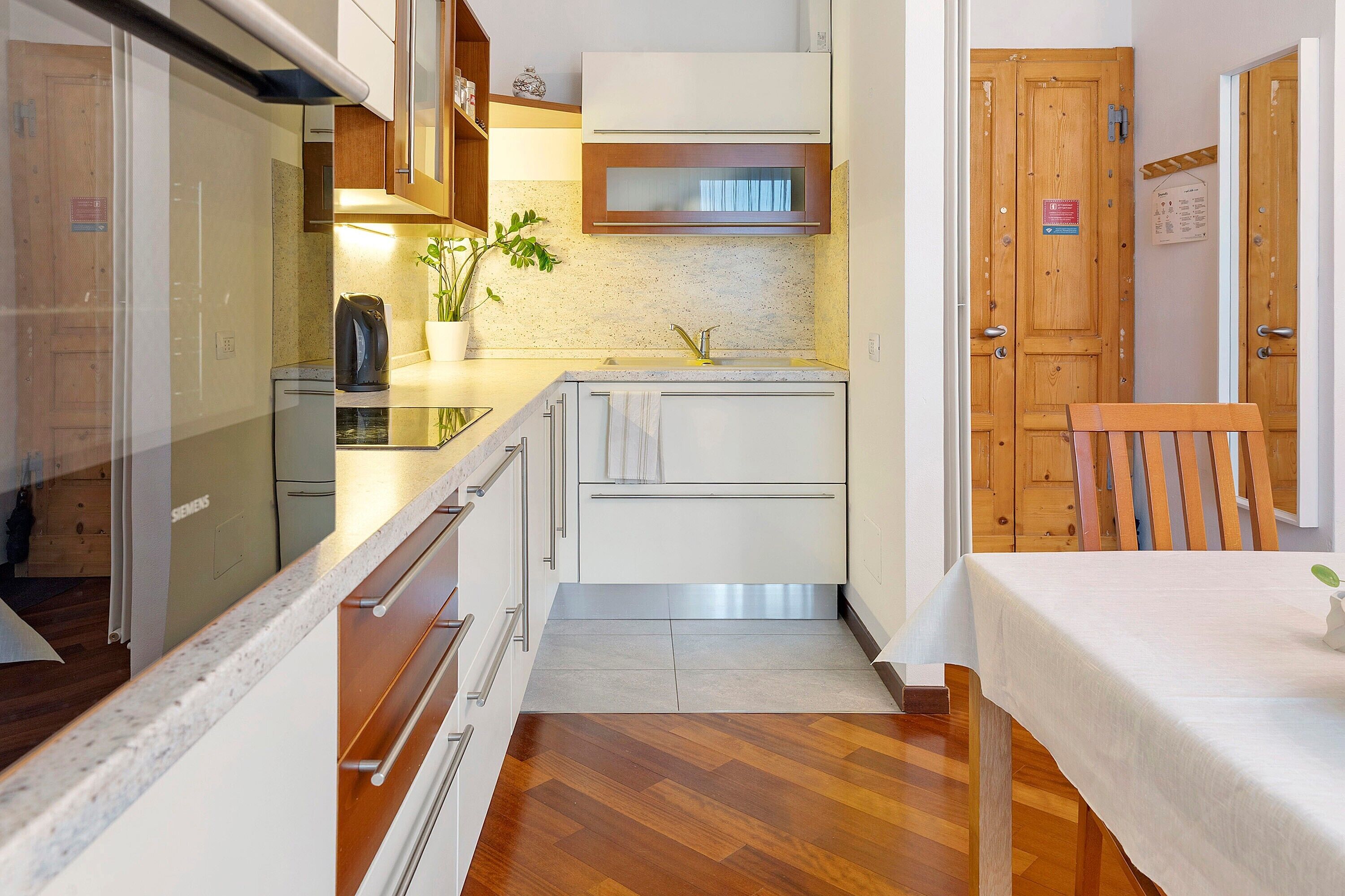 Kühlschrank, Ofen, Herdplatte, Wasserkocher