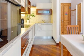 Jääkaappi, uuni, liesi, vedenkeitin