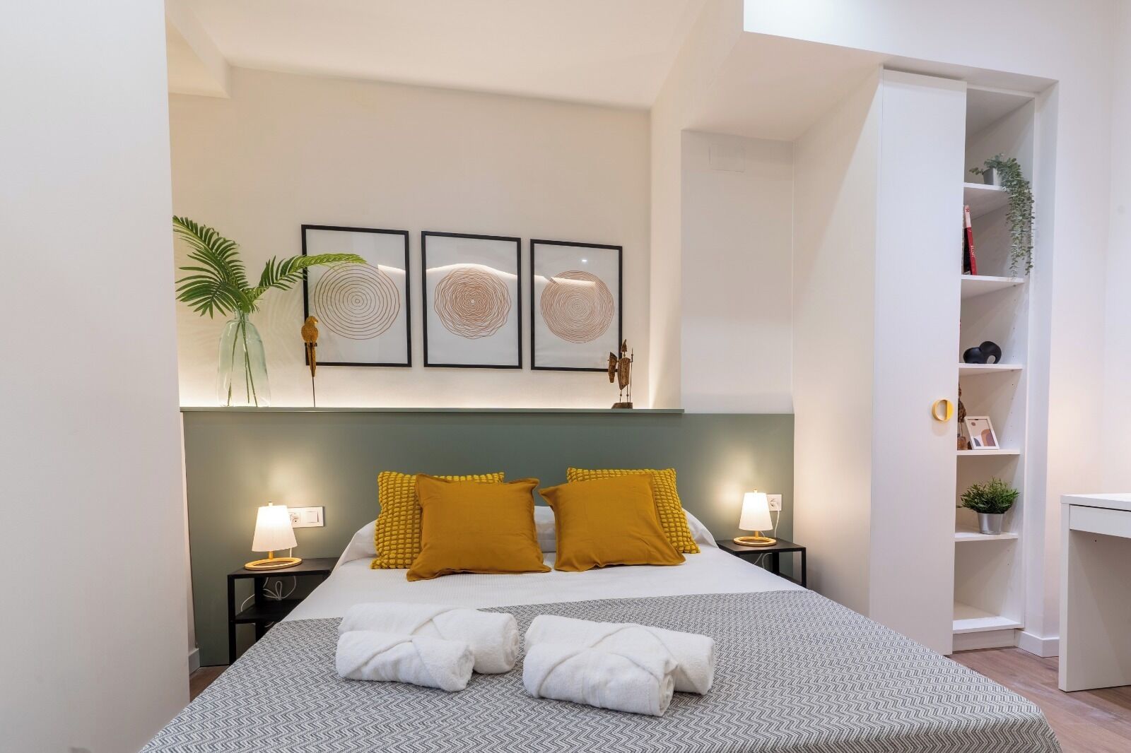 Bureau, fer et planche à repasser, Wi-Fi gratuit, draps fournis