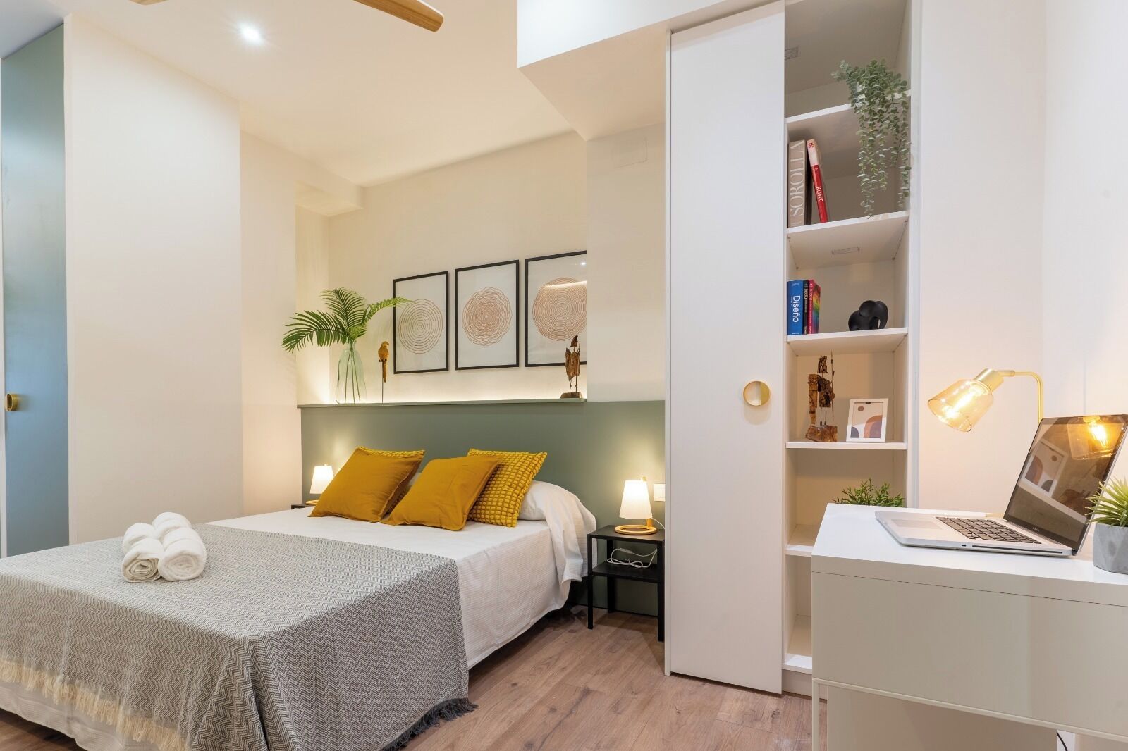 مكتب ومكواة/لوح كي وواي فاي مجانًا وملاءات أسرّة