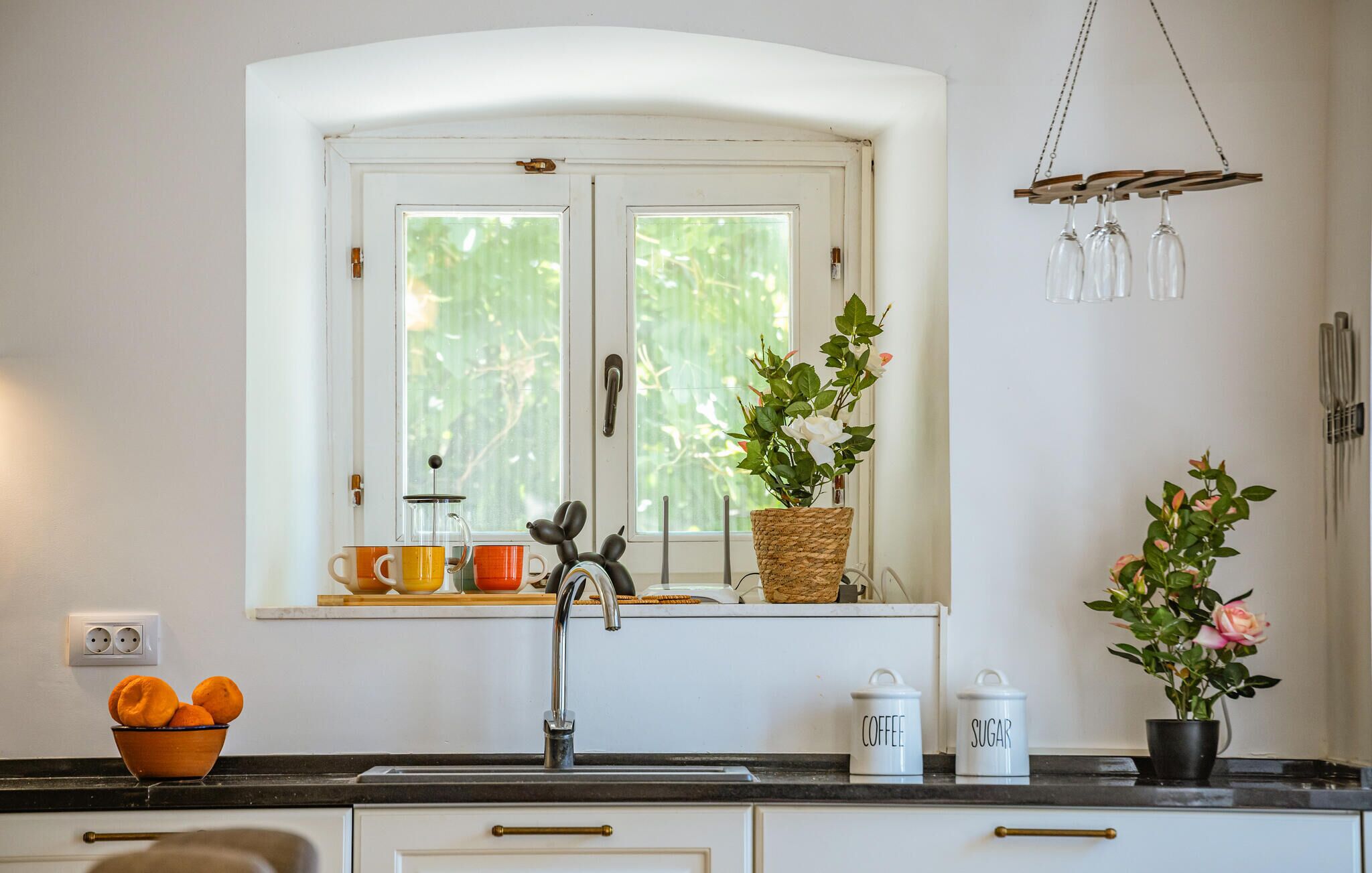 Réfrigérateur, plaque de cuisson, lave-vaisselle, cafetière/bouilloire