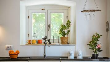 Réfrigérateur, plaque de cuisson, lave-vaisselle, cafetiÚre/bouilloire