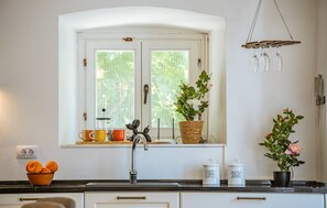 Réfrigérateur, plaque de cuisson, lave-vaisselle, cafetière/bouilloire